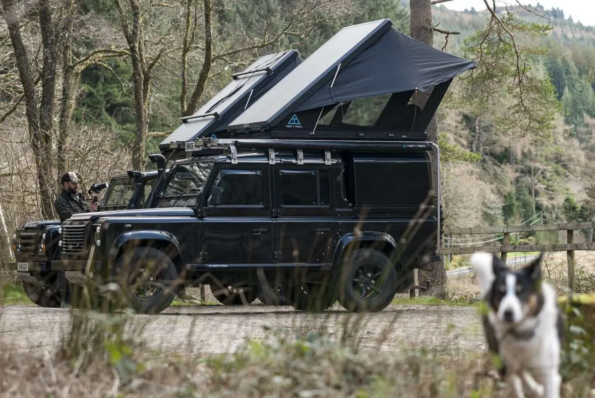 Daktent uitgeklapt op een auto in de natuur in Nederland