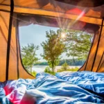 Auto met daktent met uitzicht in de Belgische Ardennen