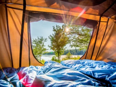Auto met daktent met uitzicht in de Belgische Ardennen