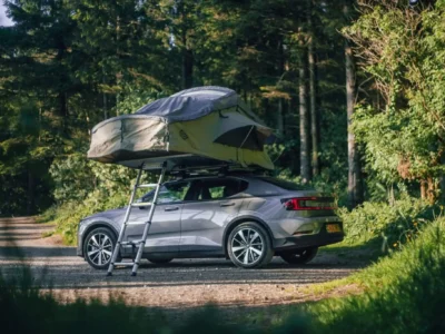 Een uitgeklapte daktent op een elektrische auto gehuurd van een particulier bij campio