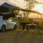 Gehuurde daktent op een compacte auto