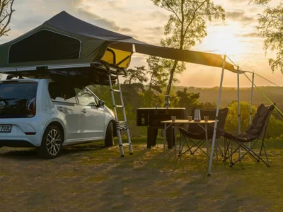Gehuurde daktent op een compacte auto