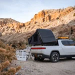 Elektrische auto met een daktent