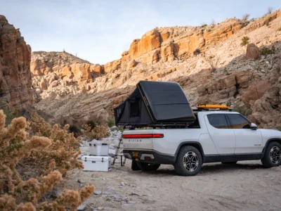 Elektrische auto met een daktent