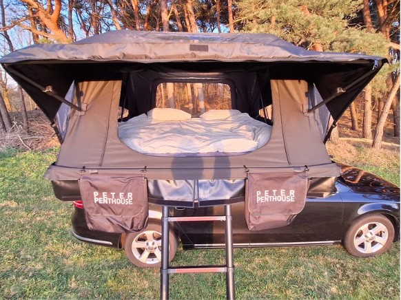 Daktent op auto uitgeklapt. Verhuren via Campio