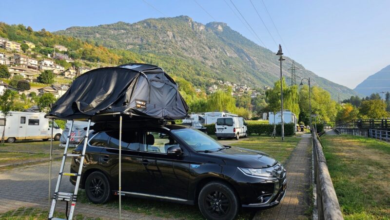 Daktent met kampeerspullen
