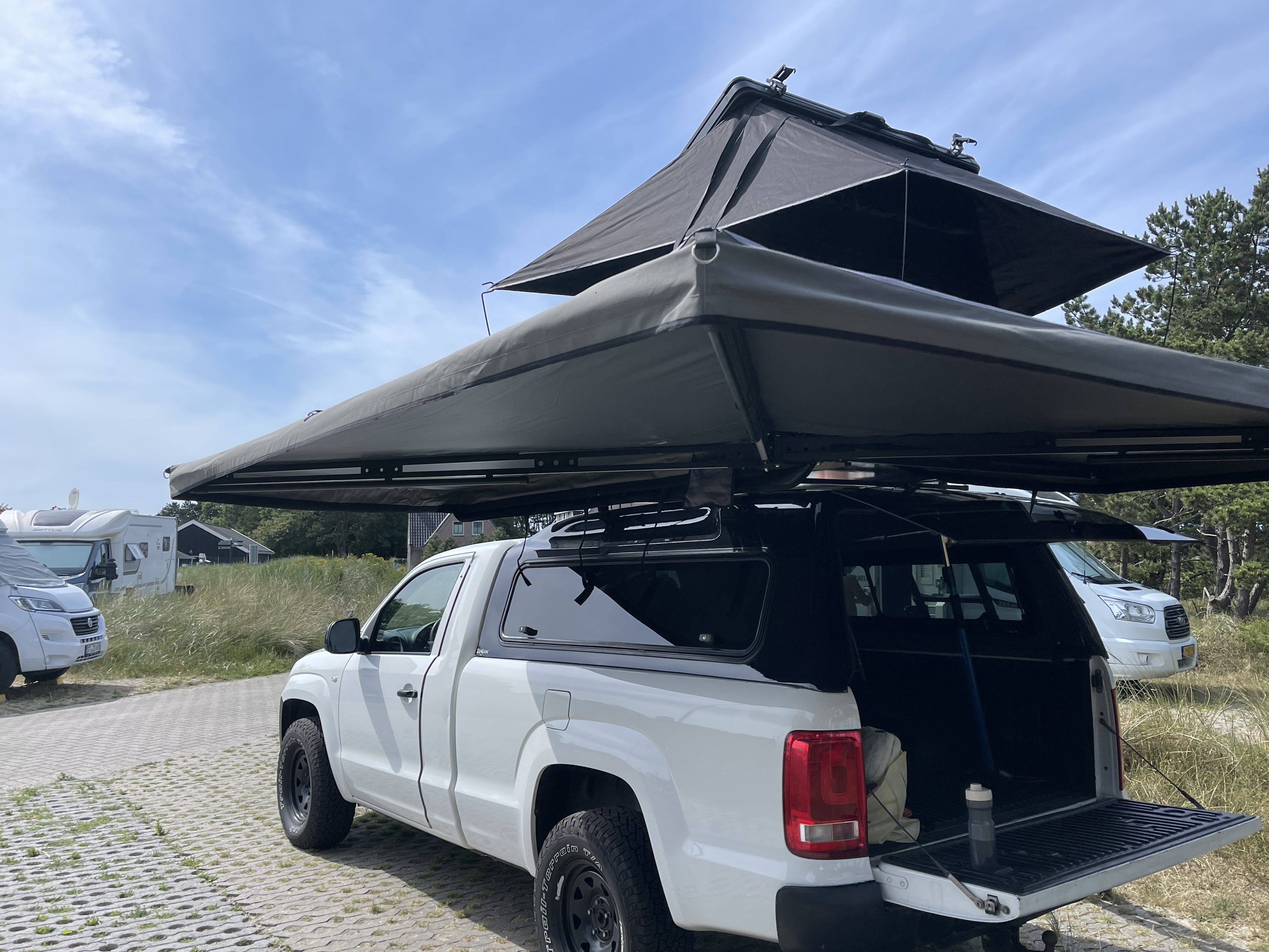Daktent op auto in de natuur — daktent verhuren via Campio