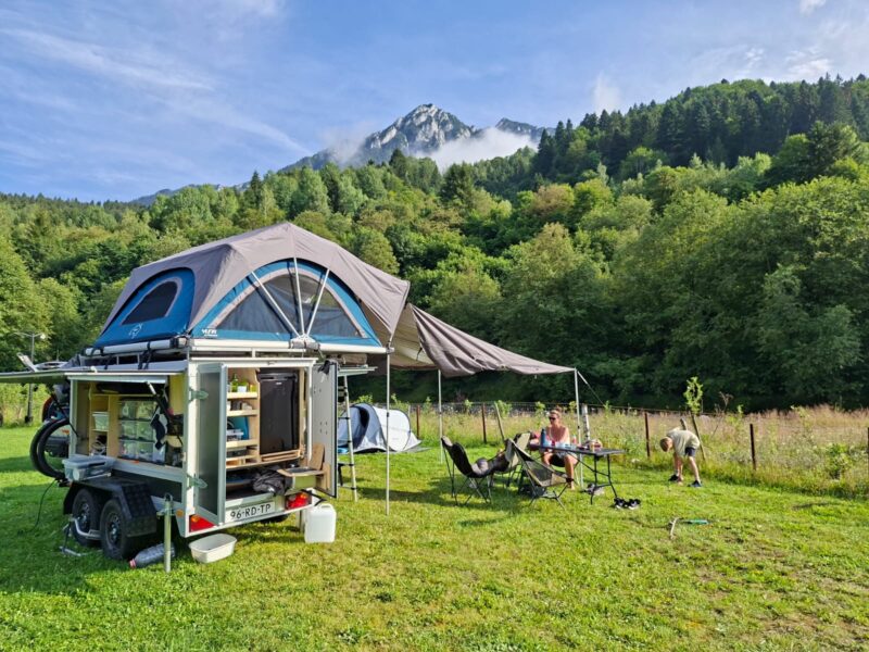Daktent trailer: daktent + zelfvoorzienende trailer