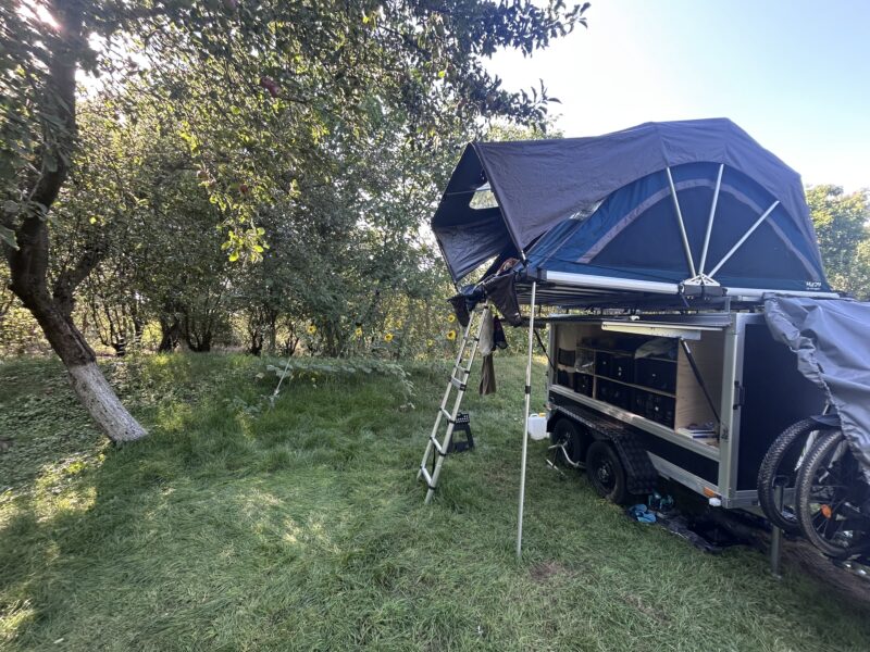 Daktent trailer: daktent + zelfvoorzienende trailer
