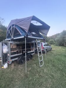 Daktent trailer: daktent + zelfvoorzienende trailer