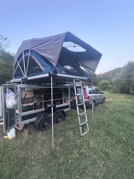 Daktent trailer: daktent + zelfvoorzienende trailer