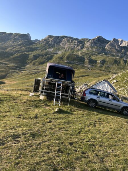 Daktent trailer: daktent + zelfvoorzienende trailer