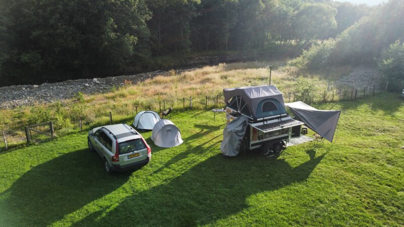 Daktent trailer: daktent + zelfvoorzienende trailer